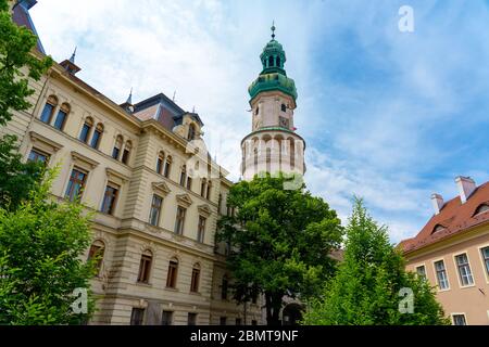 Schöne Architektur des Feuerwache-Turms in Sopron Ungarn mit grünen Bäumen um ihn herum Stockfoto