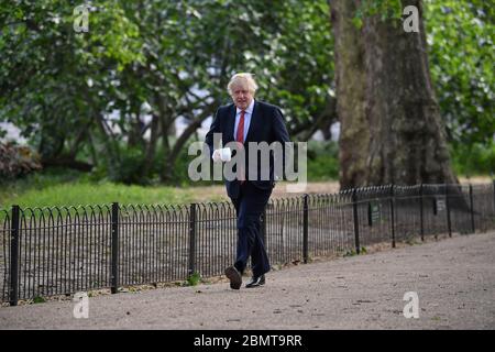 Premierminister Boris Johnson macht einen Morgenspaziergang im St James's Park in London. Stockfoto