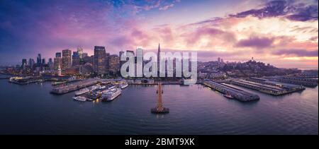 Luftbild Panorama-Stadtansicht von San Francisco bei Sonnenuntergang mit City Lights, Kalifornien, USA Stockfoto