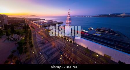 San Francisco Skyline und Fähre Gebäude bei Sonnenuntergang mit City Lights - leer während Shelter in Place Quarantäne Stockfoto