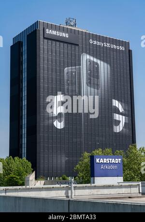 Großwerbung für das neue Samsung Galaxy S20 Ultra 5G Handy, an den Fassaden des ehemaligen Stinnes-Gebäudes am Rhein-Ruhr-Zentrum, ON Stockfoto