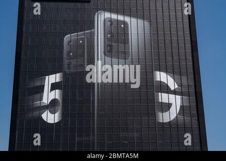 Großwerbung für das neue Samsung Galaxy S20 Ultra 5G Handy, an den Fassaden des ehemaligen Stinnes-Gebäudes am Rhein-Ruhr-Zentrum, ON Stockfoto