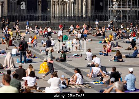 Köln, Deutschland. Mai 2020. Nicht registrierte Demo gegen Corona-Messungen auf dem Roncalliplatz. Köln, 9. Mai 2020 Quelle: dpa/Alamy Live News Stockfoto