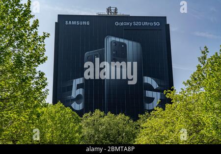 Großwerbung für das neue Samsung Galaxy S20 Ultra 5G Handy, an den Fassaden des ehemaligen Stinnes-Gebäudes am Rhein-Ruhr-Zentrum, ON Stockfoto