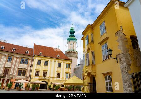 Schöne Architektur des Feuerwache Turm auf dem Hauptplatz von Sopron Ungarn Stockfoto