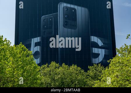 Großwerbung für das neue Samsung Galaxy S20 Ultra 5G Handy, an den Fassaden des ehemaligen Stinnes-Gebäudes am Rhein-Ruhr-Zentrum, ON Stockfoto