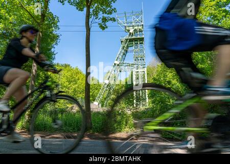 Radtour entlang der Ruhr, Baldeney See in Essen, Wendelturm der ehemaligen Zeche Carl Funke, Essen, NRW Stockfoto