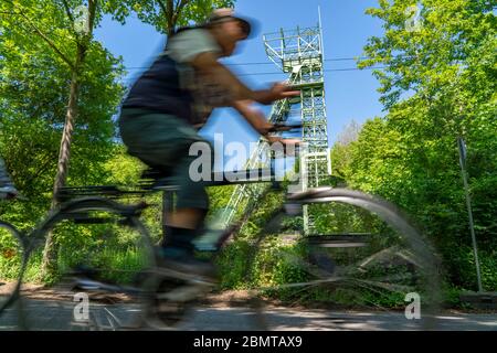 Radtour entlang der Ruhr, Baldeney See in Essen, Wendelturm der ehemaligen Zeche Carl Funke, Essen, NRW Stockfoto