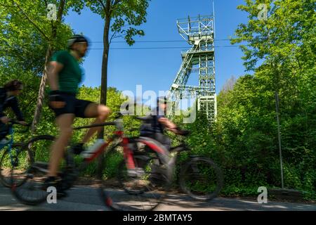 Radtour entlang der Ruhr, Baldeney See in Essen, Wendelturm der ehemaligen Zeche Carl Funke, Essen, NRW Stockfoto