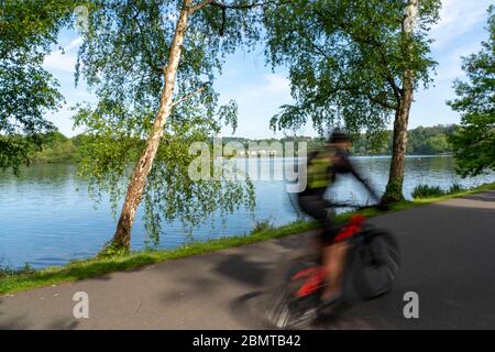 Radtour auf der Ruhr, Seenpfad am Baldeney See in Essen, NRW, Deutschland Stockfoto