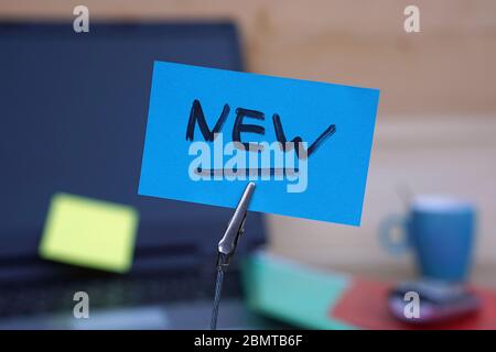 Neu geschrieben auf einem Memo im Büro Stockfoto