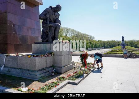 09.05.2020, Berlin, im Sowjetischen Kriegsdenkmal im Treptower Park, einem Denkmal und zugleich einem Militärfriedhof, erinnern zahlreiche Russen und Deutsch-Russen mit vielen bunten Fahnen an den 75. Siegestag am Ende des Zweiten Weltkriegs. Das Denkmal wurde 1949 auf Anweisung der sowjetischen Militärverwaltung in Deutschland errichtet, um die Soldaten der Roten Armee zu ehren, die im Zweiten Weltkrieg starben Über 7000 der in den Berliner Schlaghs verstorbenen Soldaten sind hier begraben. Aufgrund der Kontaktbeschränkungen ist die Veranstaltung deutlich klein Stockfoto