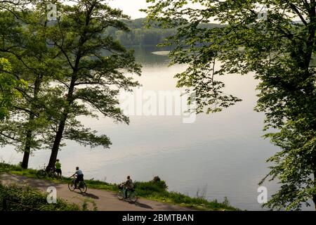 Radtour auf der Ruhr, Seenpfad am Baldeney See in Essen, NRW, Deutschland Stockfoto