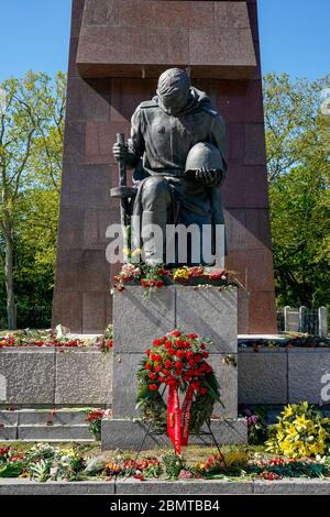 09.05.2020, Berlin, im Sowjetischen Kriegsdenkmal im Treptower Park, einem Denkmal und zugleich einem Militärfriedhof, erinnern zahlreiche Russen und Deutsch-Russen mit vielen bunten Fahnen an den 75. Siegestag am Ende des Zweiten Weltkriegs. Das Denkmal wurde 1949 auf Anweisung der sowjetischen Militärverwaltung in Deutschland errichtet, um die Soldaten der Roten Armee zu ehren, die im Zweiten Weltkrieg starben Über 7000 der in den Berliner Schlaghs verstorbenen Soldaten sind hier begraben. Aufgrund der Kontaktbeschränkungen ist die Veranstaltung deutlich klein Stockfoto