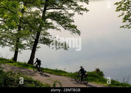 Radtour auf der Ruhr, Seenpfad am Baldeney See in Essen, NRW, Deutschland Stockfoto