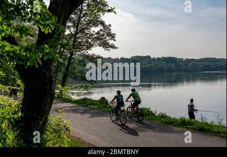 Radtour auf der Ruhr, Seenpfad am Baldeney See in Essen, NRW, Deutschland Stockfoto