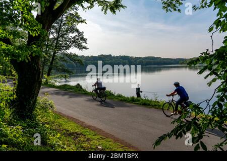 Radtour auf der Ruhr, Seenpfad am Baldeney See in Essen, NRW, Deutschland Stockfoto