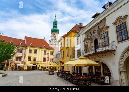 05.10.2020 - Sopron / Ungarn: Wunderschöne Architektur des Feuerwache-Turms auf dem Hauptplatz Stockfoto