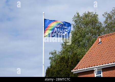 Danke NHS Flagge fliegen in Breeze, UK während 2020 Coronavirus Covid-19 Krise Stockfoto