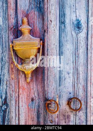 Alte, wunderschöne Holztür auf Santorini. Kykladen, Griechenland. Nahaufnahme Foto der Textur Stockfoto