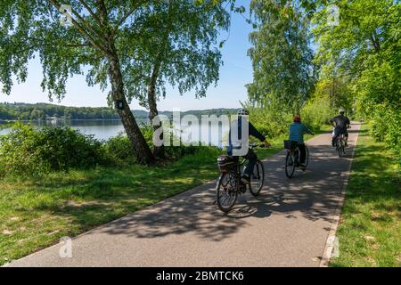 Radtour auf der Ruhr, Seenpfad am Baldeney See in Essen, NRW, Deutschland Stockfoto