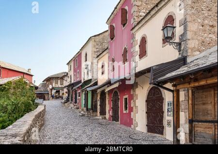 Am frühen Morgen in Kujundziluk Gasse, bevor die Geschäfte öffnen, Mostar, Bosnien und Herzegowina, Südosteuropa Stockfoto