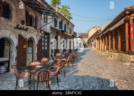 Am frühen Morgen in der Onescukova Gasse, Altstadt Abschnitt in Mostar, Bosnien und Herzegowina, Südosteuropa Stockfoto