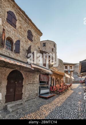 Am frühen Morgen in der Onescukova Gasse, Altstadt Abschnitt in Mostar, Bosnien und Herzegowina, Südosteuropa Stockfoto