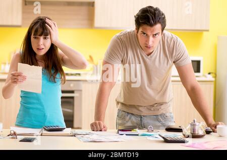 Die junge Familie kämpfen mit Personal Finance Stockfoto