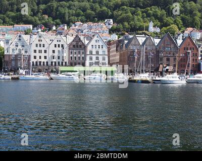 Bryggen und Yachten in Bergen Stadt im Hordaland Bezirk in Norwegen Stockfoto