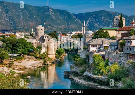 Alte Stadt mit alter Brücke über den Fluss Neretva wiederaufgebaut, in Mostar, Bosnien und Herzegowina, Südosteuropa Stockfoto