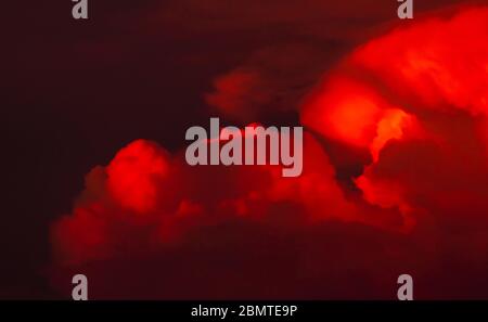 Rote Wolken mit dunklem Himmel bei Sonnenuntergang. Rote blutige Wolken am dunklen Himmel. Abenddämmerung Himmel. Natur Hintergrund für die Sommersaison. Dramatischer roter Himmel. Hölle Stockfoto