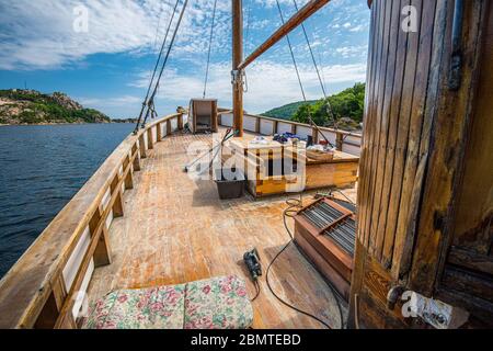 Deck eines alten hölzernen Fischerboots, das geschliffen wird. Stockfoto