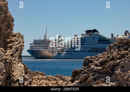 Rhodos, Griechenland - 03. Juli 2019 - Kreuzfahrtschiffe im berühmten Hafen der Insel Rhodos, Griechenland Stockfoto