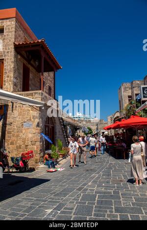 Rhodos, Griechenland - 03. Juli 2019 - Touristische Spaziergänge zum Einkaufen und Sightseeing in der historischen mittelalterlichen Stadt Rhodos in Griechenland Stockfoto