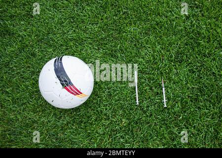 Bamberg, Deutschland. Mai 2020. Bamberg, Deutschland 10. Mai 2020: Symbolbilder - Coronavirus - 05/10/2020 EIN Ball mit Deutschland Farben, liegt auf dem Platz mit Spritzen, Feature/Symbol/Symbol Foto/Merkmal/Detail/ Verwendung weltweit Quelle: dpa/Alamy Live News Stockfoto