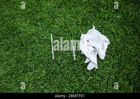 Bamberg, Deutschland. Mai 2020. Bamberg, 10. Mai 2020: Symbolbilder - Coronavirus - 10.05.2020 zwei Spritzen liegen mit Gummihandschuhen auf dem Platz, Feature/Symbol/Symbol-Foto/Merkmal/Detail/   Nutzung weltweit Quelle: dpa/Alamy Live News Stockfoto