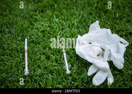 Bamberg, Deutschland. Mai 2020. Bamberg, 10. Mai 2020: Symbolbilder - Coronavirus - 10.05.2020 zwei Spritzen liegen mit Gummihandschuhen auf dem Platz, Feature/Symbol/Symbol-Foto/Merkmal/Detail/   Nutzung weltweit Quelle: dpa/Alamy Live News Stockfoto