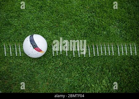 Bamberg, Deutschland. Mai 2020. Bamberg, Deutschland 10. Mai 2020: Symbolbilder - Coronavirus - 05/10/2020 EIN Ball mit Deutschland Farben, liegt auf dem Platz mit Spritzen, Feature/Symbol/Symbol Foto/Merkmal/Detail/ Verwendung weltweit Quelle: dpa/Alamy Live News Stockfoto