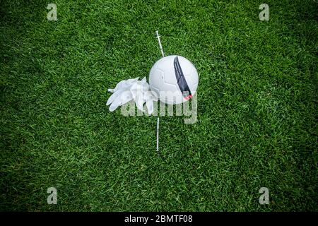 Bamberg, Deutschland. Mai 2020. Bamberg, 10. Mai 2020: Symbolbilder - Coronavirus - 10.05.2020 EINE Spritze mit Covid-19 Schriftzug ist im Fußball auf dem Platz, daneben Gummihandschuhe, Feature/Symbol/Symbol Foto/Merkmal/Detail/ Verwendung weltweit Credit: dpa/Alamy Live News Stockfoto