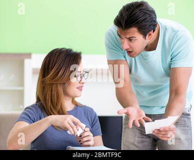 Die junge Familie kämpfen mit Personal Finance Stockfoto