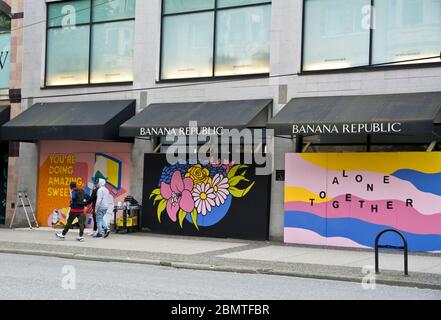 9. Mai 2020: Inspirierende öffentliche Kunst in den angestiegenen Läden auf der Robson Street in Vancouver, Kanada, während der Covid-19 Pandemie. Stockfoto