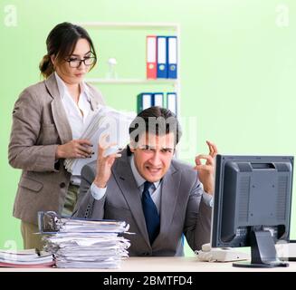 Die Menschen leiden unter übermäßiger Arbeit der Mitarbeiter Stockfoto