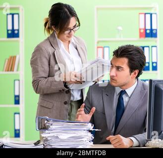 Die Menschen leiden unter übermäßiger Arbeit der Mitarbeiter Stockfoto