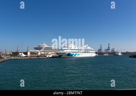 Insel Gran Canaria, Spanien. Malerischer Blick auf Kreuzfahrtschiffe, die in Las Palmas, Puerto de Las Palmas liegen. Stockfoto