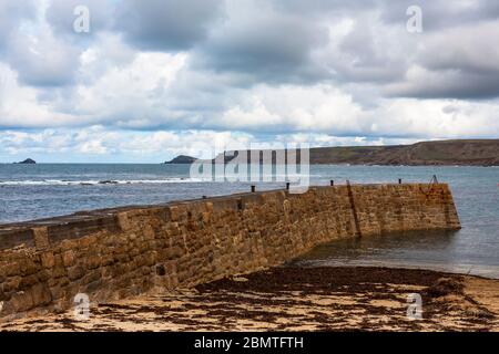 Der Hafen von Sennen Cove, Cape Cornwall, Penwith Peninsula, Cornwall, Großbritannien Stockfoto