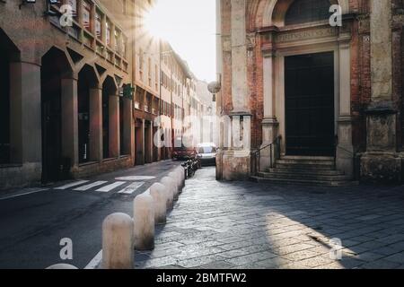 Straße in Bologna in den frühen Morgenstunden Stockfoto
