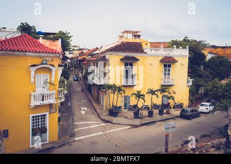 Farbige Häuser neben menschenleeren Straßen in Kolumbien