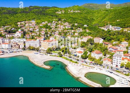 Kroatien, Stadt Opatija, beliebter Ferienort, Luftaufnahme der schönen Küste in Kvarner Stockfoto