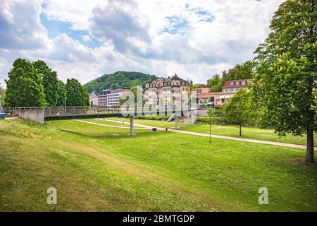 BAD KISSINGEN, DEUTSCHLAND - UM DEN MAI 2020: Die Schweizerhaussteg-Brücke über die Saale in Bad Kissingen, Bayern, Deutschland Stockfoto